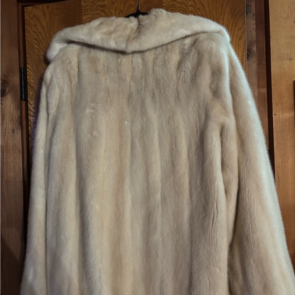 Fawn color mink coat.
Small size
Barely worn - Picture 3 of 3